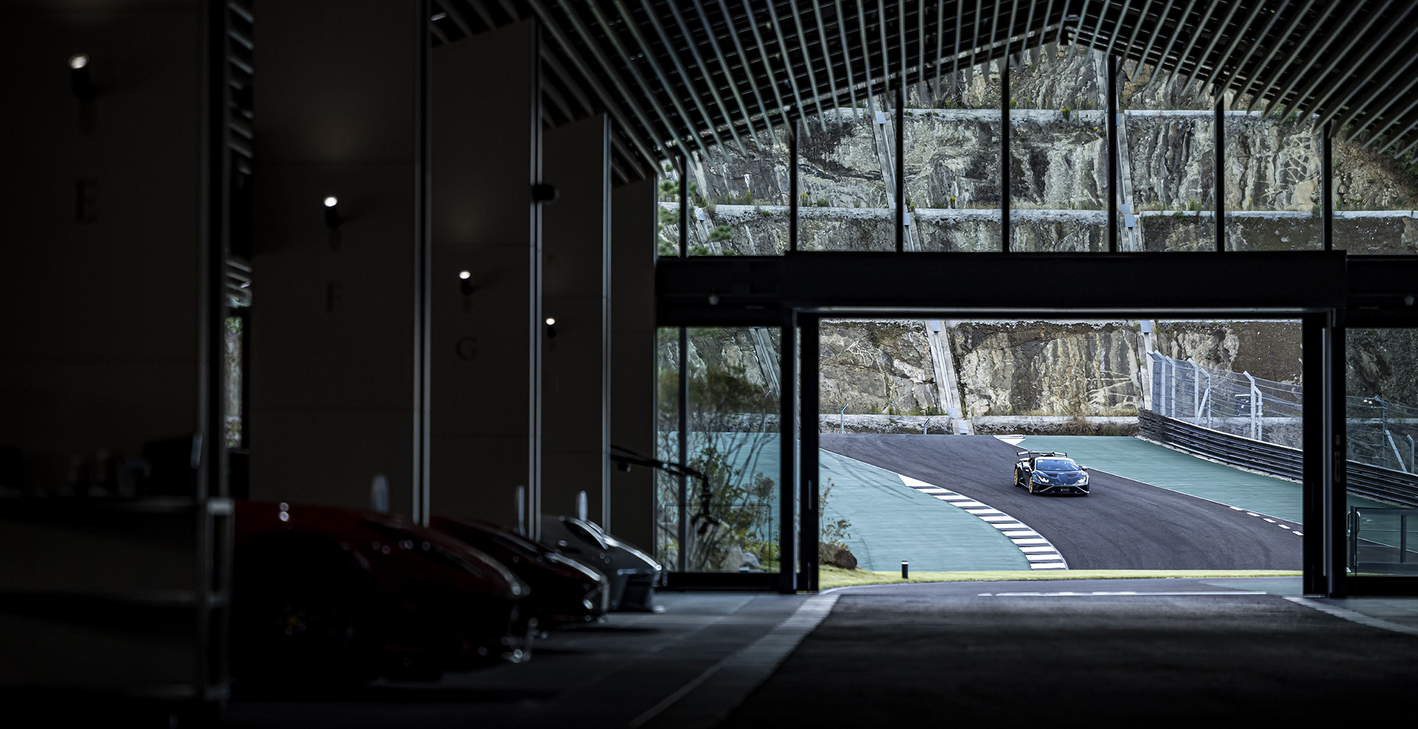 コース内を走る白い車の画像